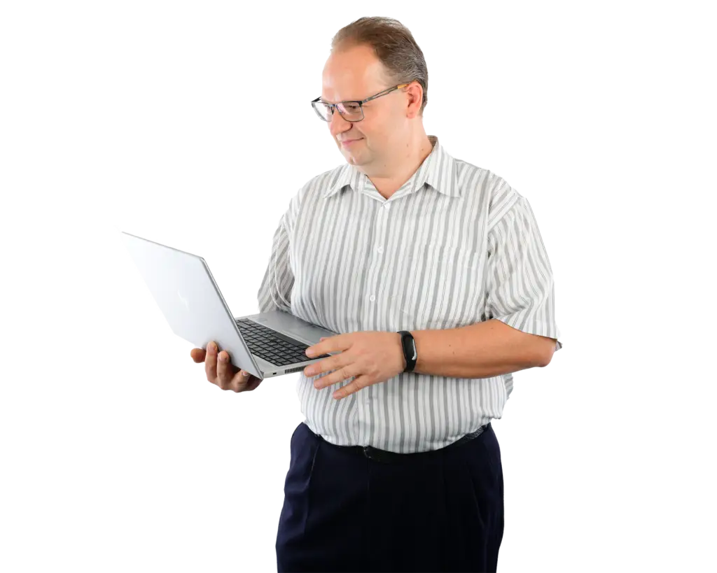 IT špecialista z firmy IT POMOC rieši IT správu a zabezpečenie na notebooku